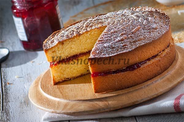 бисквит с вареньем