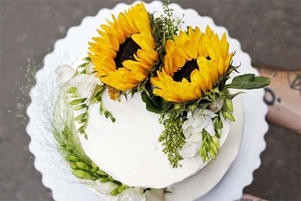 торт с живыми цветами