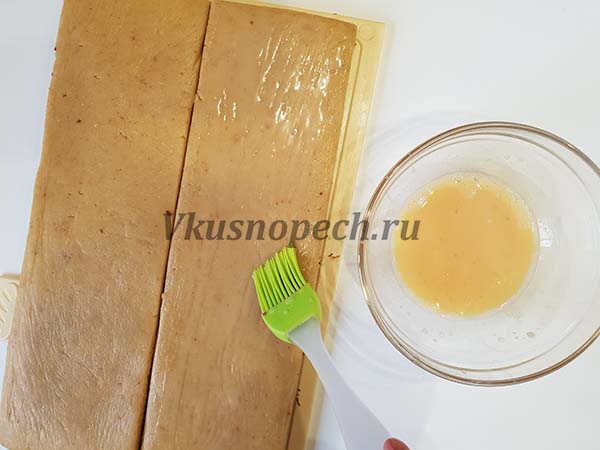 смазываем яйцом тесто