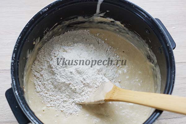 добавляем муку в тесто